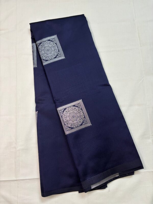 Blue borderless silk saree